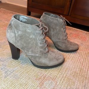 White Mountain size 6 tan suede lace-up booties